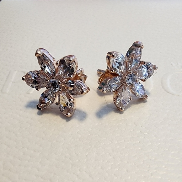 Pandora Sparkling Herbarium Cluster Stud Earrings - Picture 6 of 8